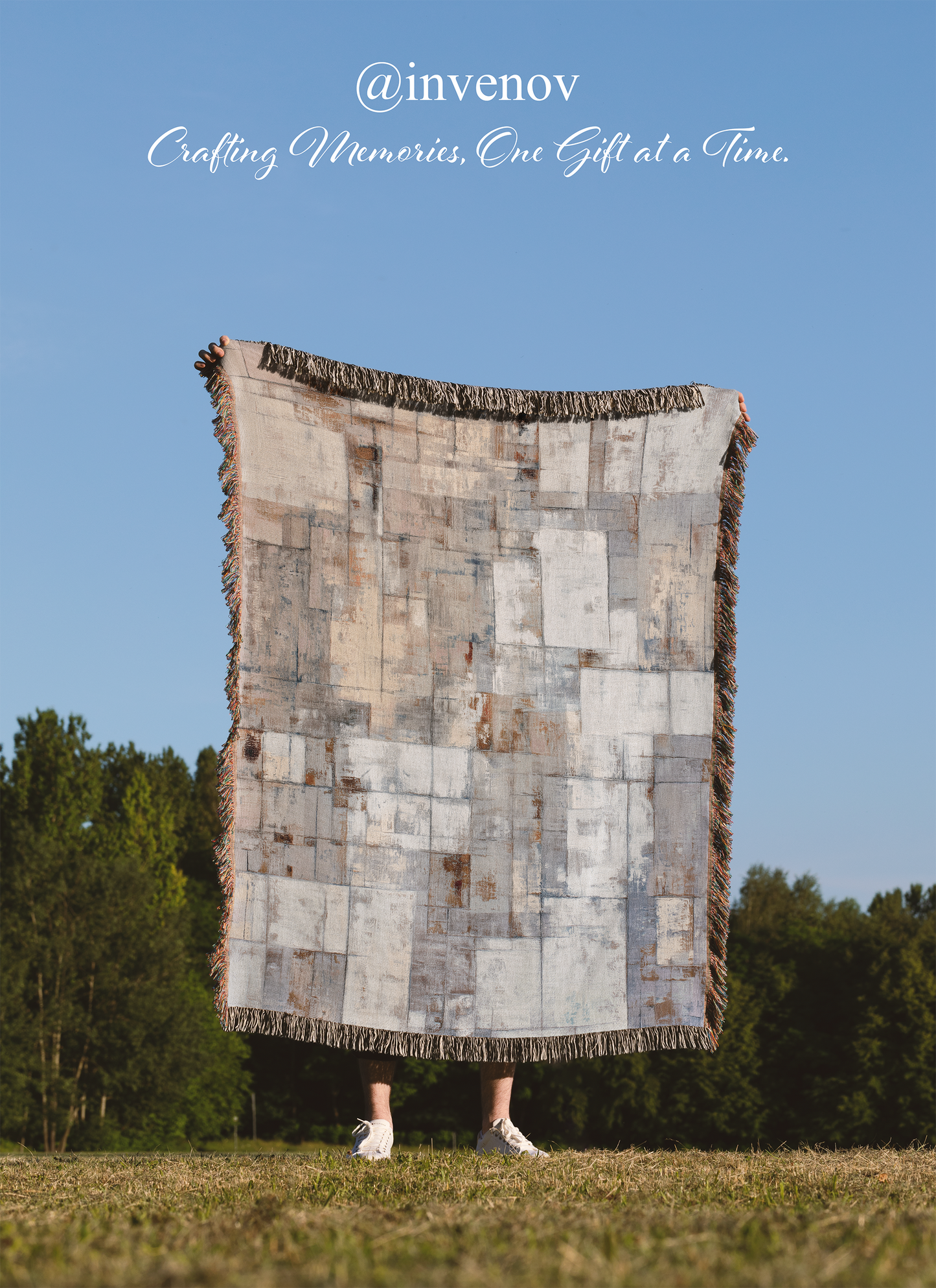 Woven blanket with abstract pattern 